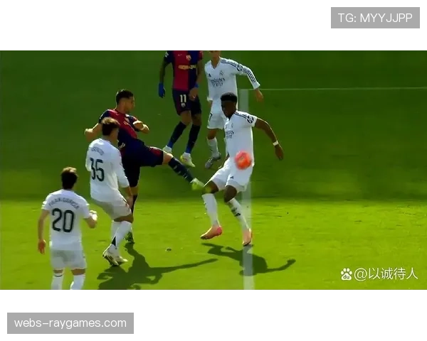 争议瞬间：VAR长时间介入判定马奎尔手球，曼联被判点球